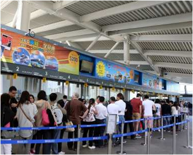 东涌昂坪缆车站大批旅客排队等待购票。资料图片