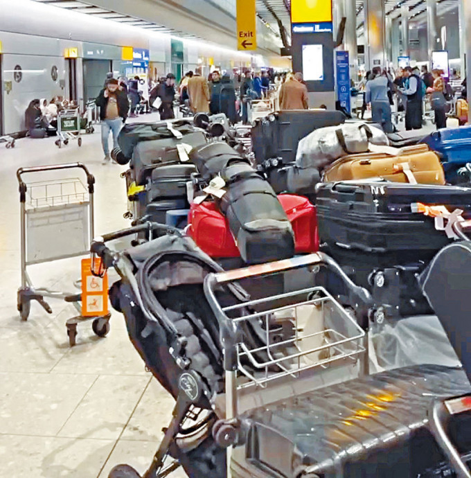 英国最繁忙的伦敦希斯路机场，周一堆满大批旅客的行李。