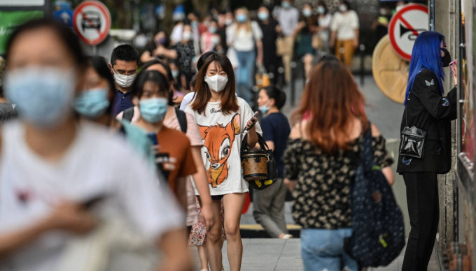 内地专家认为，内地可参考香港就放寛口罩令的安排。