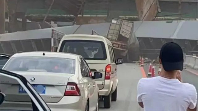 廣東興建中高架橋鋼架塌下擊中貨櫃車，司機死裏逃生。