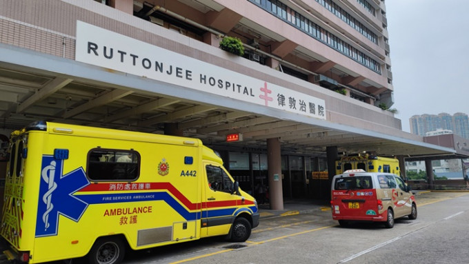 两名遇袭南亚汉被救护车送往律敦治医院治理。资料图片