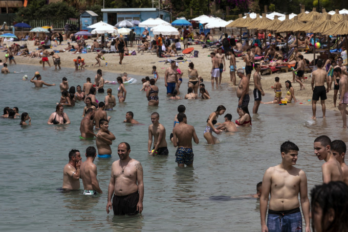 希臘重開海灘，遊客大增。AP圖