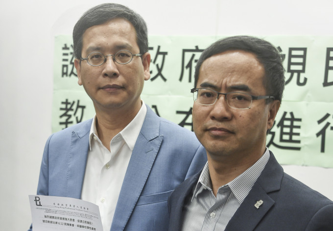叶建源(左)表示，教协下午会宣布罢课决定。 资料图片