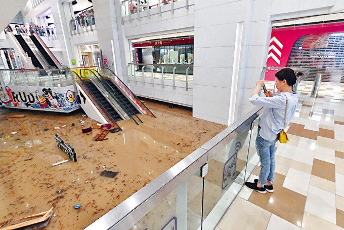 黃大仙中心北館地下LG層被水淹沒，該層一間餐廳更只剩店頂招牌露出積水水面。