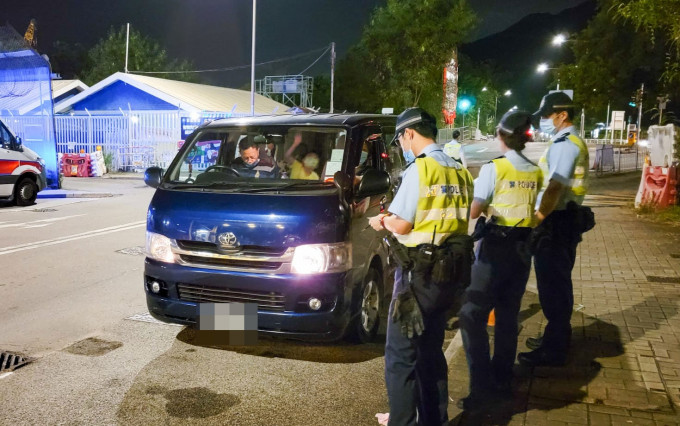 警方在香港多處設置路障查車，嚴打走私。