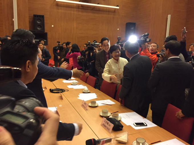 林郑月娥与乡议局选委及委员逐一握手及作新年祝贺。