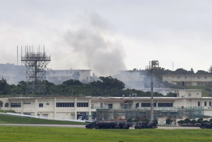 驻日冲绳美军基地发生火灾，现场冒出浓浓白烟。AP图
