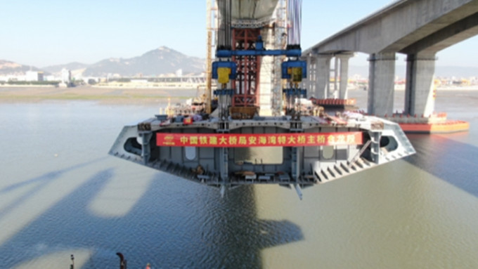 中国铁建(01186)承建的安海湾特大桥成功合龙