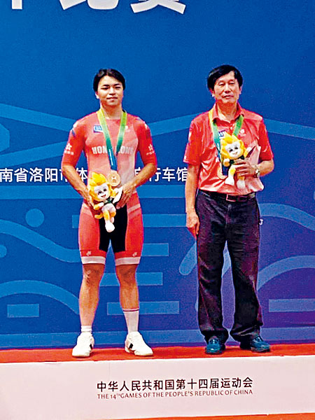 負傷衝綫的梁嘉儒（左）最終為港隊贏得今屆全運首面獎牌。
