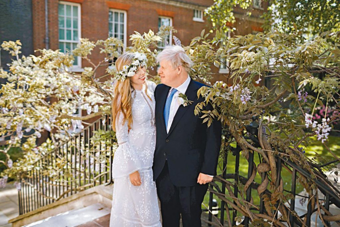 約翰遜與西蒙茲去年五月完婚後，於首相府花園拍照。