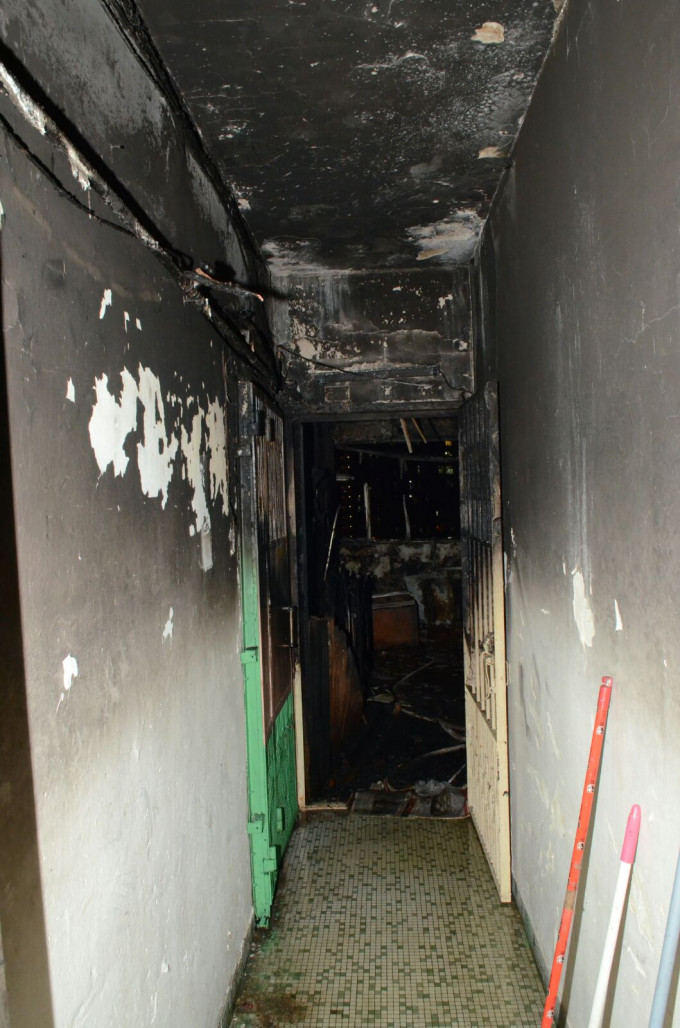 单位外面走廊亦烧至熏黑。
