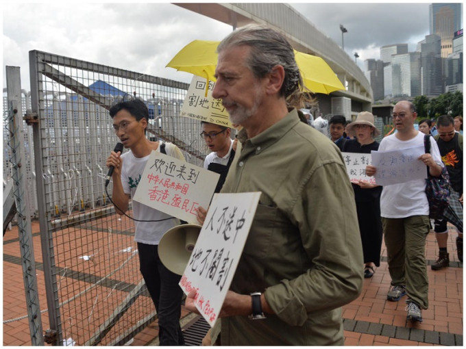朱凱廸(左)等人今早到場示威。