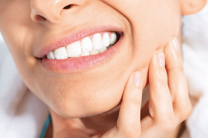齒源性囊腫有機會侵蝕牙骨或牙根，嚴重時或令顎骨斷裂及影響下齒槽神經。