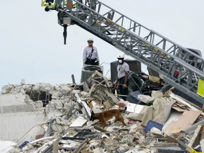 美國邁阿密住宅大樓局部倒塌事故，死亡人數增至12人。AP圖片