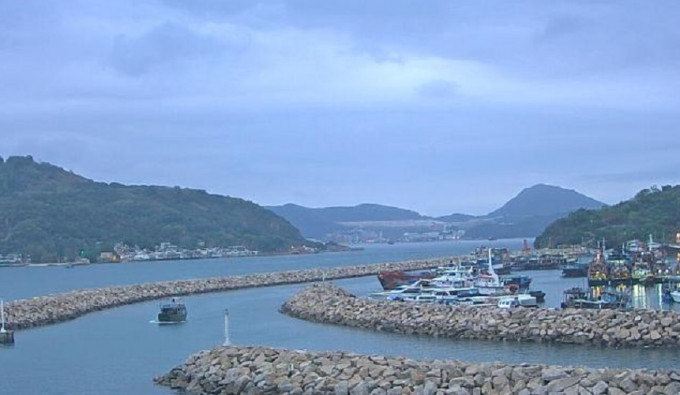 本港地区今日天气预测，大致多云，早晚有薄雾及一两阵微雨。