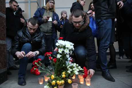 在俄罗斯圣彼得堡，民众悼念地铁爆炸事件遇难者。