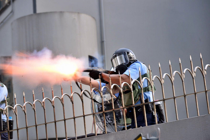 长沙湾警署警察举黑旗后施放催泪弹。