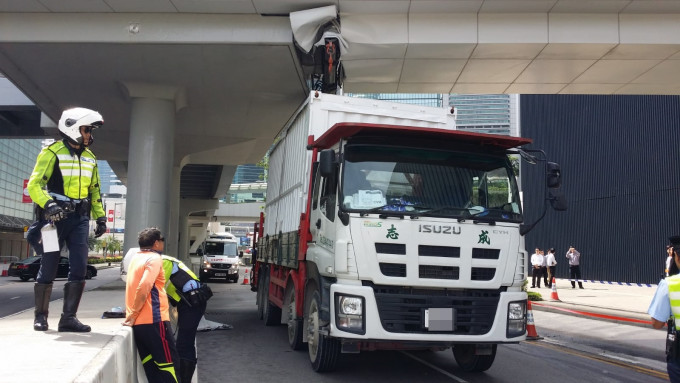 金鐘添美道一輛吊臂車撞毁立法會大樓對開的行人天橋。