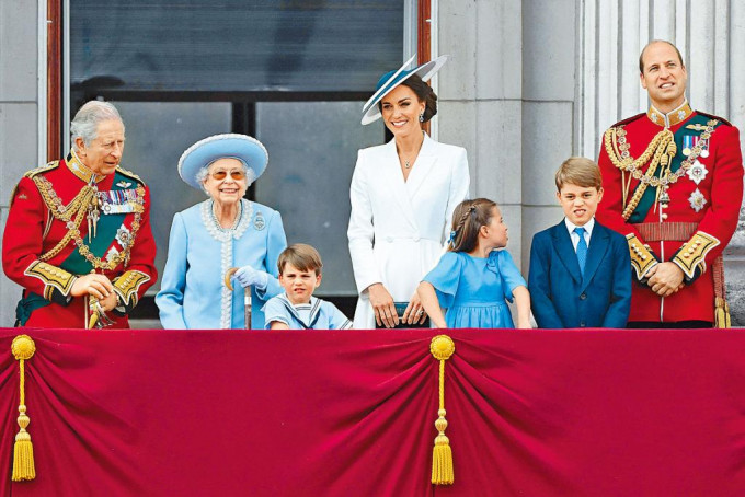 英女皇、皇储查理斯，以及威廉王子伉俪与三名儿女等皇室成员，亮相白金汉宫露台。