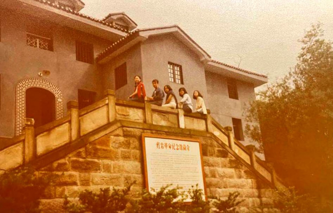 42年前，林郑月娥曾与数名大学同学到红岩革命纪念馆。林郑月娥fb图片
