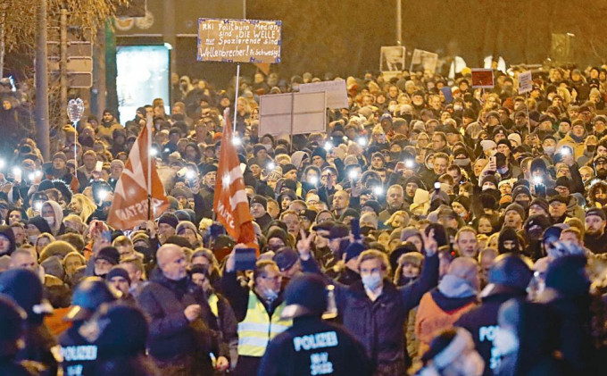 德国罗斯托克市周一有民众示威抗议防疫限制。