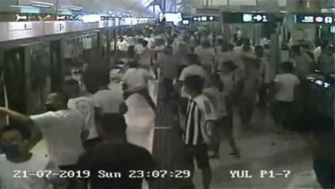 晚上 11 时 07 分，车长收到乘客报告指月台发生打斗。港铁图片