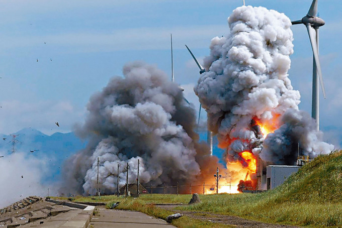 秋田县能代火箭试验场昨日试验新型固体燃料火箭引擎时发生爆炸。