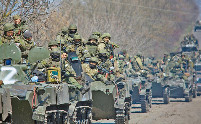 乌克兰南部一批亲俄部队，乘装甲车前往马里乌波尔市。