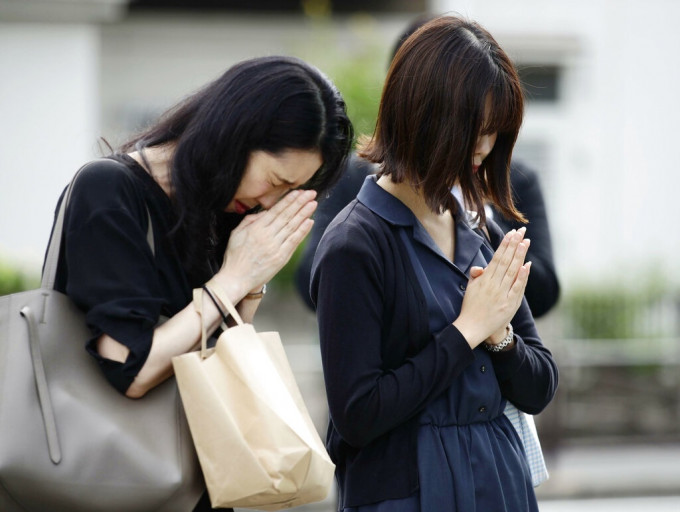 日本民眾去到案發現場悼念。AP圖片