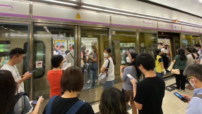 油塘站有月台幕門故障。「香港鐵路動態追蹤組HKRG 《mtr group》」網民Home Wong圖片