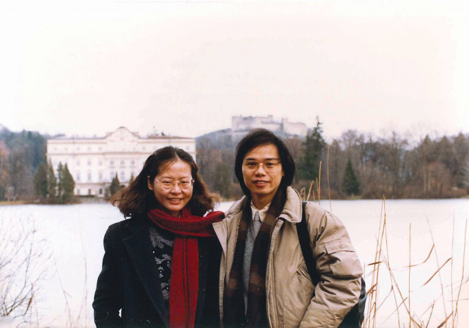 林鄭月娥與丈夫林兆波相識於劍橋大學，當時一個被派到當地進修，一個在當地攻讀博士，攝於八十年代。