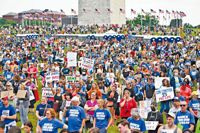 枪械管制支持者上周六在首都华盛顿国家广场集会。