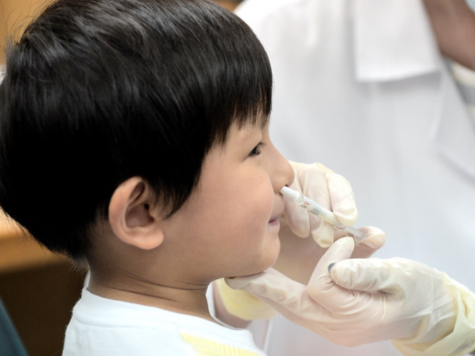 衞生署向参与「疫苗资助计划」的私家医生分配减活喷鼻式流感疫苗。资料图片