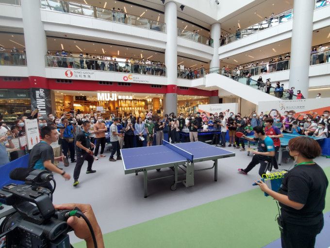 全民乒乓嘉年華吸引大批市民關注。