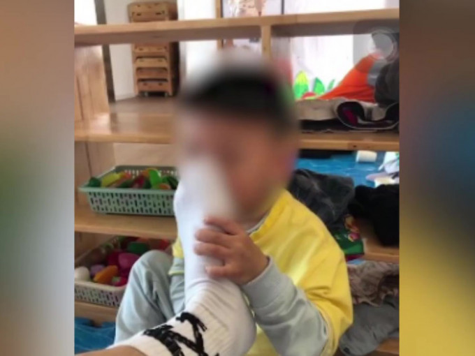 江西幼儿园老师发布男童闻脚照。