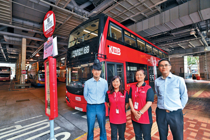  (左起) 麥成邦、張瑜、蔡碧貞和楊耀偉介紹全港首條女車長專線。