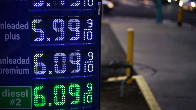 聖地亞哥的一個加油站展示了汽油價格。AP圖