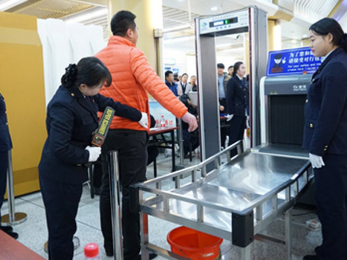 乘客現時須接受安檢人員以手持儀器掃描，高峰時段乘客往往要排隊10至20分鐘才能進站。（網圖）