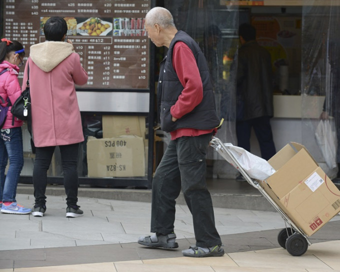 政府宣佈暫緩長者拒「自力更生」扣200元安排。