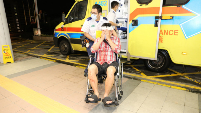 男子头部受伤被送往医院治理。