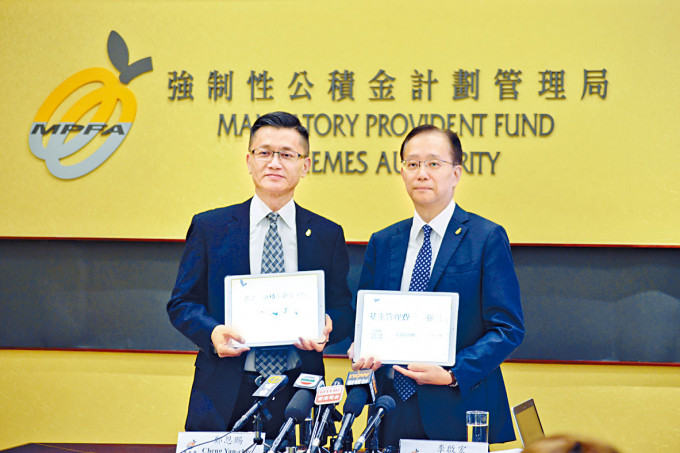 积金局署理行政总监及执行董事郑恩赐（左），产品规管主管李启宏（右）。
