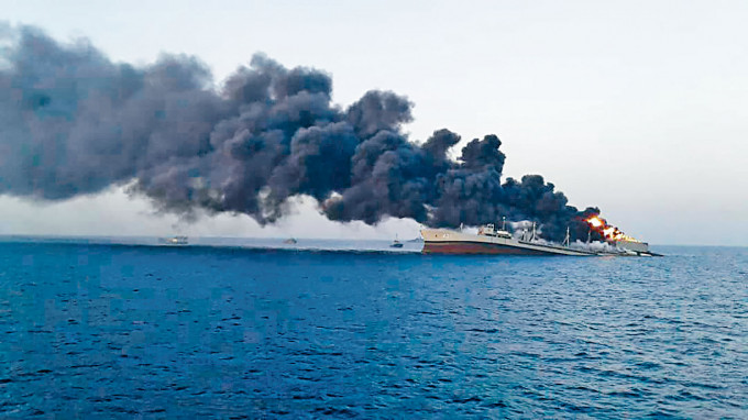 伊朗最大军舰「哈尔克号」周三在阿曼湾冒出浓烟。