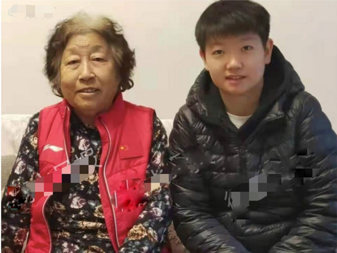 孙颖莎祖母赛前去世， 家人隐瞒3个月冀她全力备战奥运。微博图片