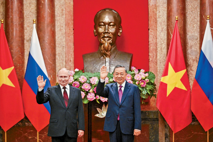普京与越南国家主席苏林周四在河内的主席府见记者。