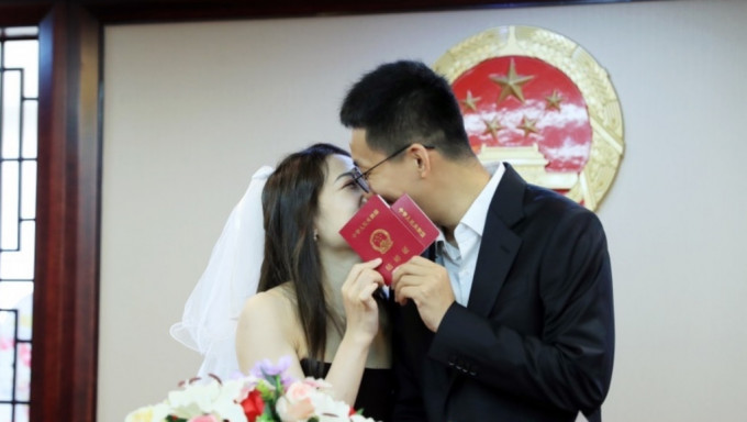 上海去年結婚人數創1985年以來歷史新低。