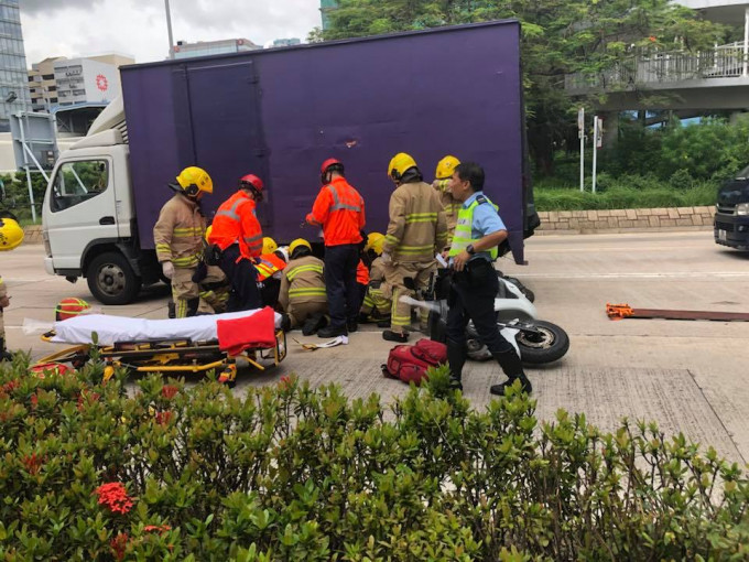 消防員將電單車司機救出。 香港交通突發報料區FB/網民Choi Chu‎圖