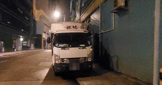 香港仔运鱼货车突冒烟，司机及时跳车逃生。