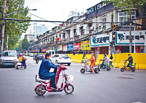 ■隨着武漢疫情防控形勢好轉，店鋪陸續開業，人們逐步復工復產。