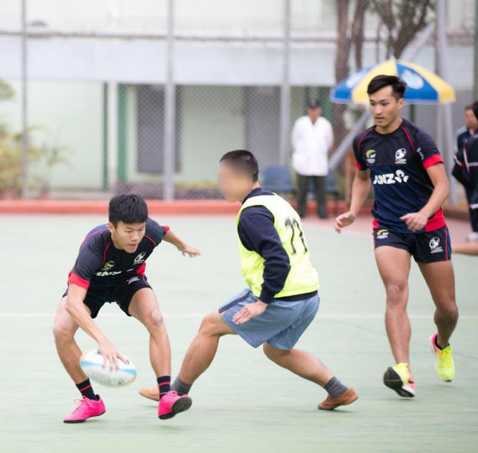 在囚青少年與香港非撞式欖球代表隊成員進行友誼賽。新聞處圖片