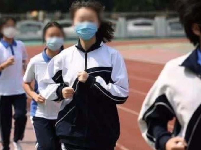 学生跑步猝死疑因与戴口罩有关，多地叫停。(网图)